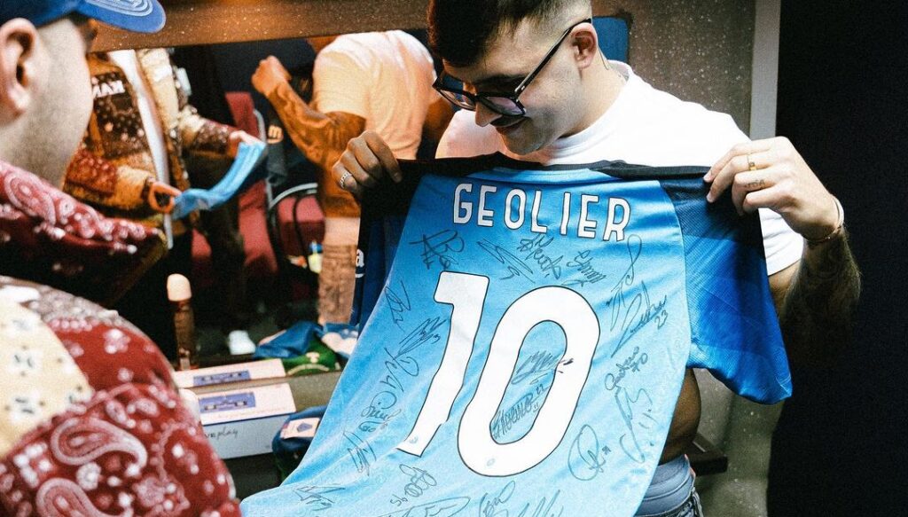 Geolier con la maglia del Napoli